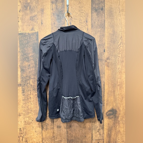 Lululemon Presta Packable Shirket
Black size 4 - Picture 3 of 5